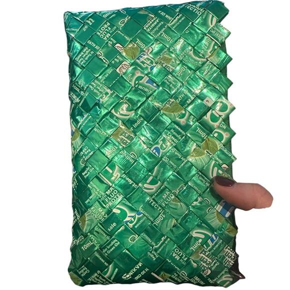 Recycled green gum wrapper clutch - Picture 3 of 7